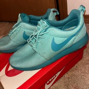 Nike RosheRun size 10.5 teal used but lots of life left